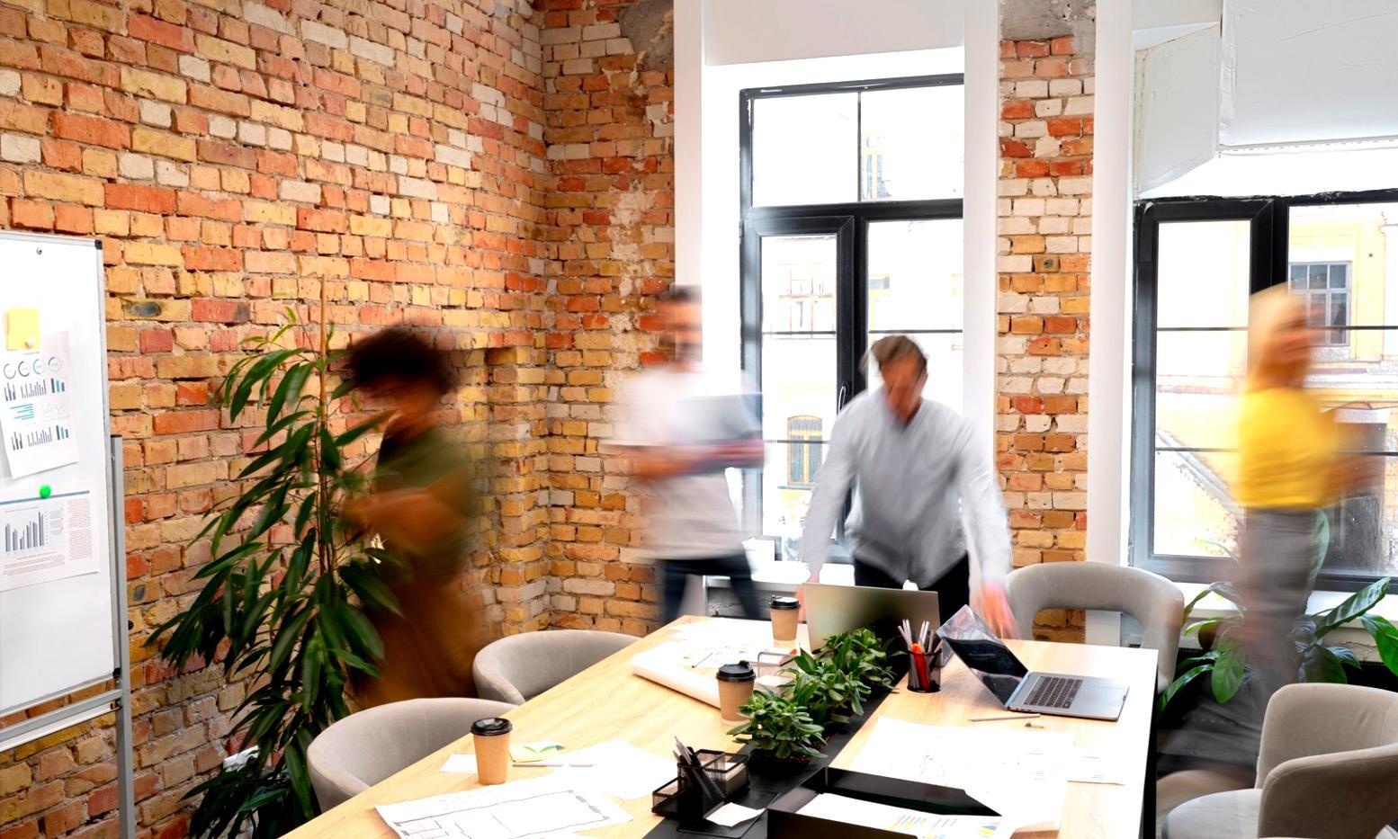 Session de formation en groupe avec échanges entre participants