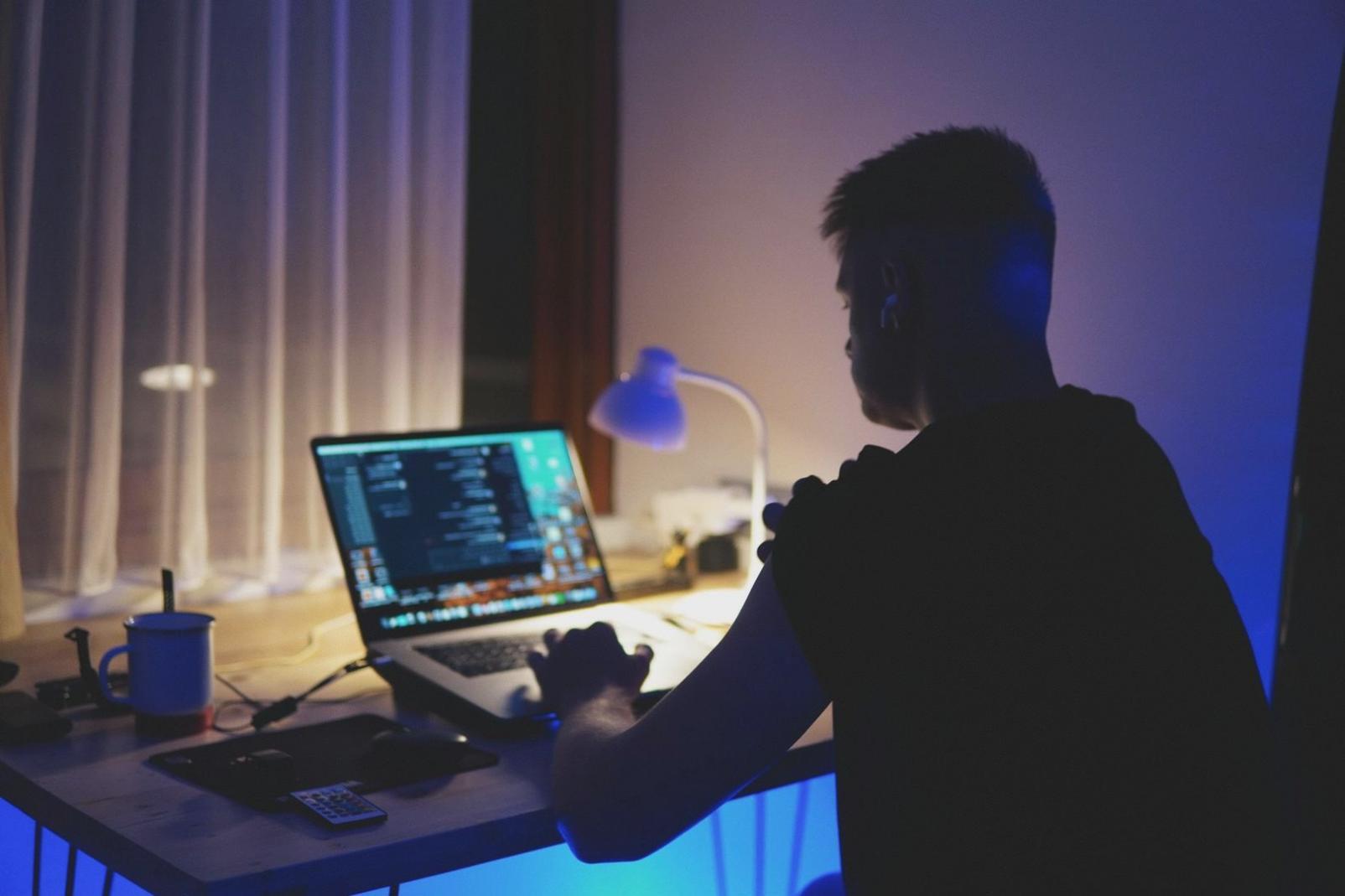 Espace de travail collaboratif avec ordinateur et documents financiers